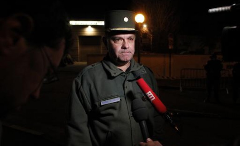 Montévrain (France) (AFP). La traque du tigre va reprendre, des policiers devant les écoles