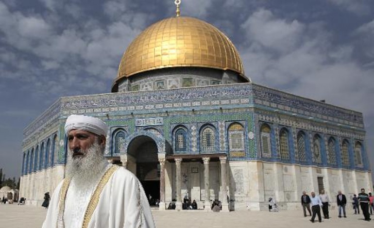 Jérusalem (AFP). Israël laisse les musulmans de tous âges prier à Al-Aqsa