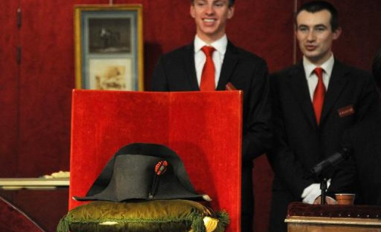 Paris (AFP). Un chapeau de Napoléon acheté 1,8 million d'euros aux enchères près de Paris