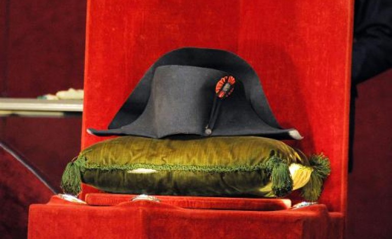 Paris (AFP). Un chapeau de Napoléon acheté 1,8 million d'euros aux enchères