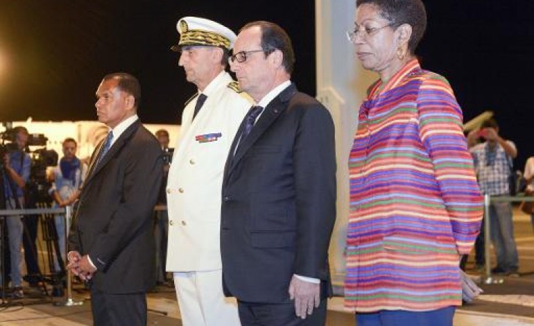 Nouméa (AFP). Hollande en Nouvelle-Calédonie, porteur d'un message d'apaisement