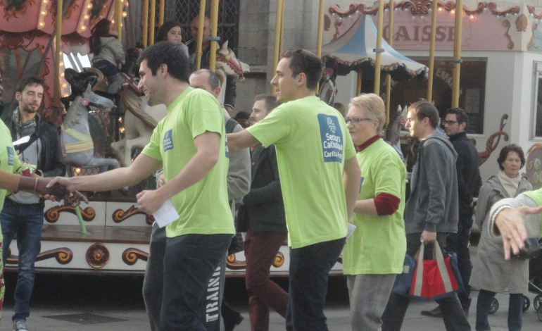 Le Secours Catholique danse et chante dans la rue à Caen