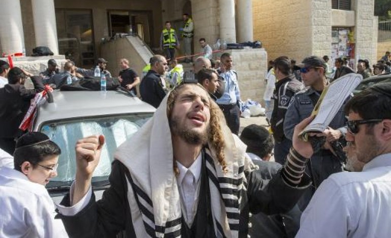 Jérusalem (AFP). Devant la synagogue endeuillée, horreur et stupeur chez les ultra-orthodoxes