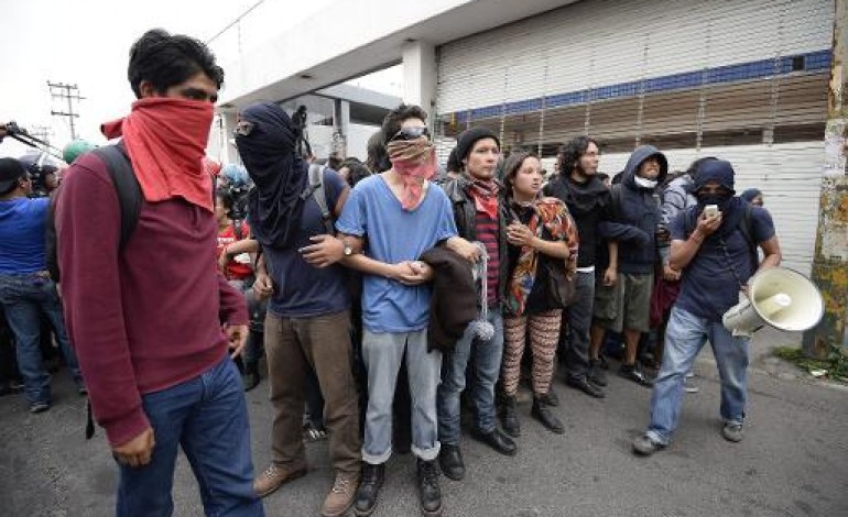 Mexico (AFP). Affrontements à Mexico au début d'une journée de manifestation pour 43 disparus