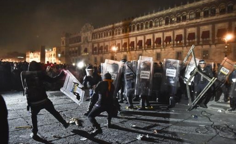 Mexico (AFP). Mexique: affrontements après une manifestation massive pour les étudiants disparus