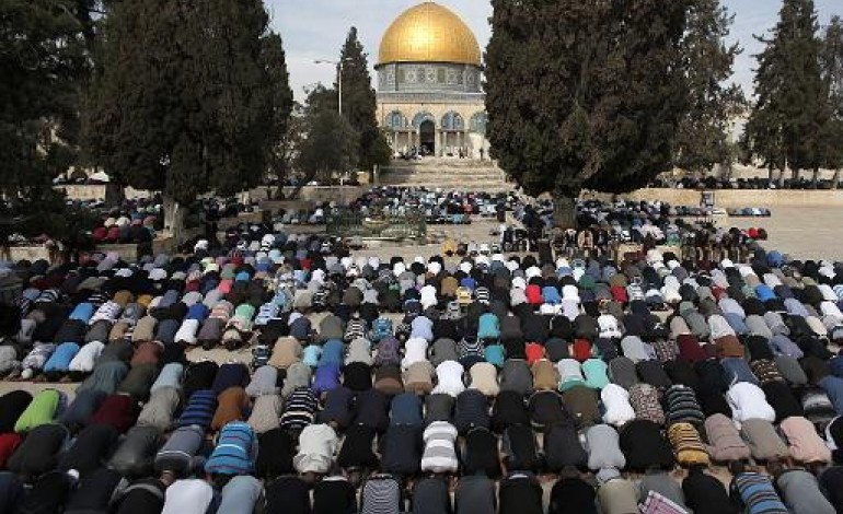 Jérusalem (AFP). Jérusalem: des milliers de musulmans prient à Al-Aqsa, sans oublier leur rancoeur
