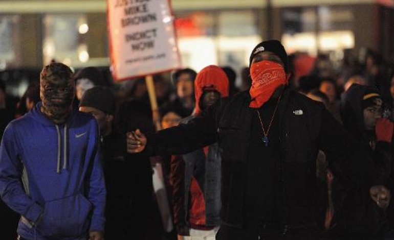 Ferguson (Etats-Unis) (AFP). Ferguson: pas de poursuites contre le policier, violentes échauffourées