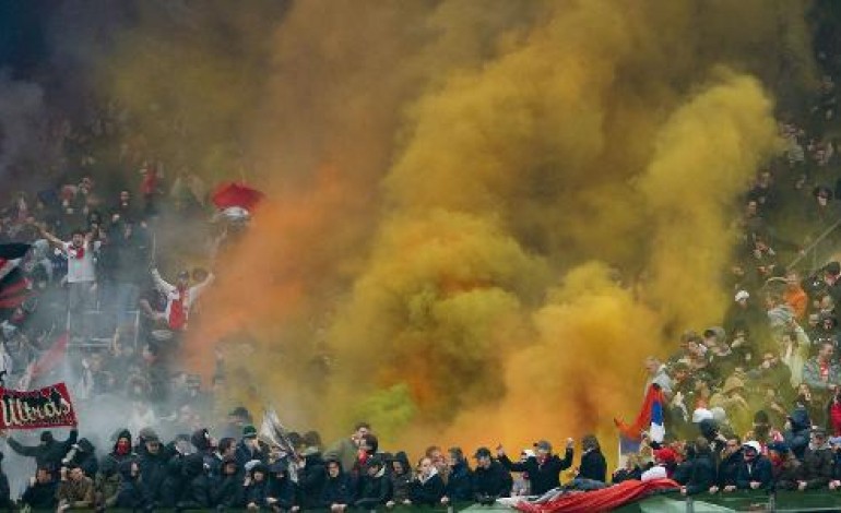 Paris (AFP). 95 supporters de l'Ajax Amsterdam interpellés à Paris
