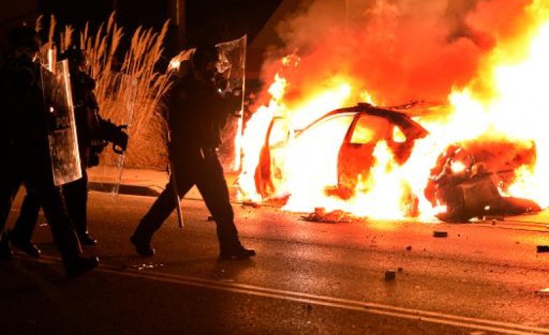 Ferguson (Etats-Unis) (AFP). Ferguson: la police cible de nombreux tirs, des immeubles incendiés 