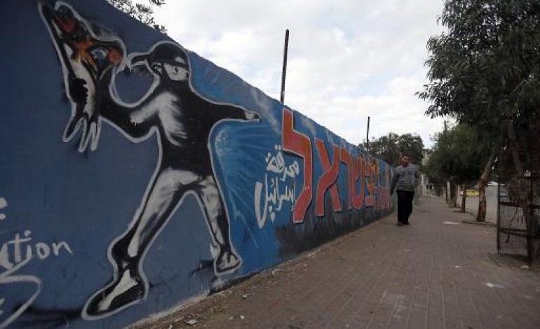 Gaza (Territoires palestiniens) (AFP). A Gaza, la lutte se joue sur les murs à coups de bombes de peinture