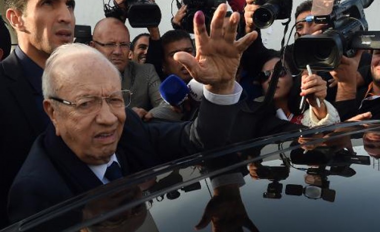 Tunis (AFP). Tunisie: Essebsi en tête (39,46%) devant Marzouki (33,43%)