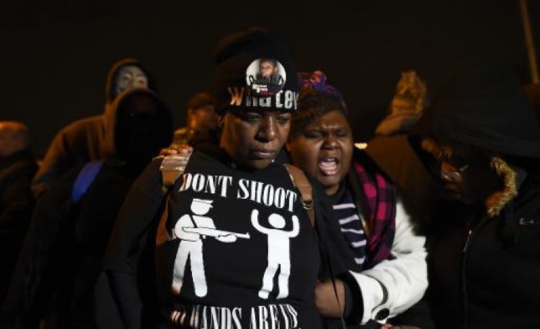 Ferguson (Etats-Unis) (AFP). Secouée par une nuit d'émeutes, Ferguson craint de nouvelles violences 