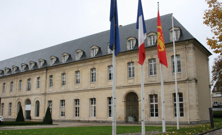 Devant le Conseil régional de Basse-Normandie flotte le drapeau normand