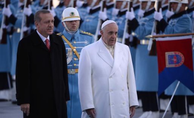 Ankara (AFP). Le pape demande à Ankara de promouvoir le dialogue interreligieux, Erdogan fustige l'islamophobie