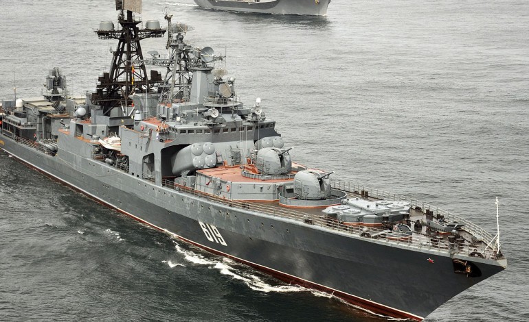 Trois navires de guerre russes en mouillage au large des côtes de la Manche
