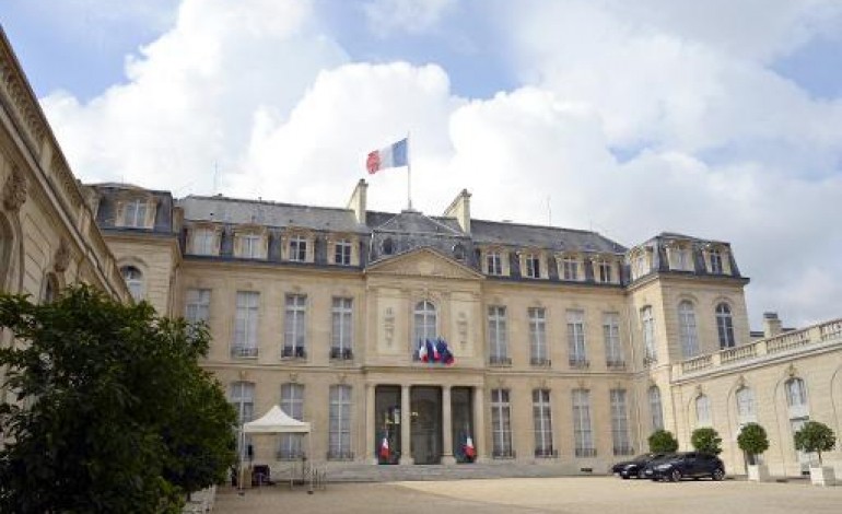 Paris (AFP). Photos volées Hollande-Gayet: cinq membres du service privé du président mutés 