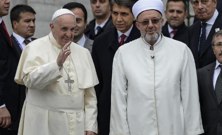 Istanbul (AFP). Turquie: dans les pas de Benoît XVI, le pape se recueille à la Mosquée bleue