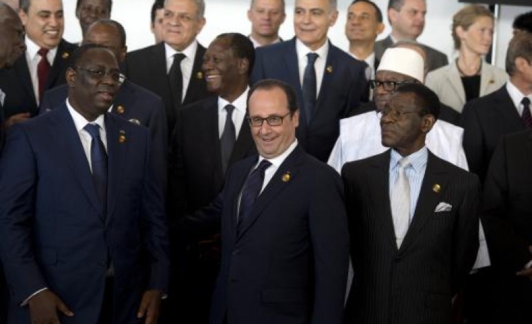 Dakar (AFP). A Dakar, Hollande cite les leçons démocratiques de Tunisie et du Burkina