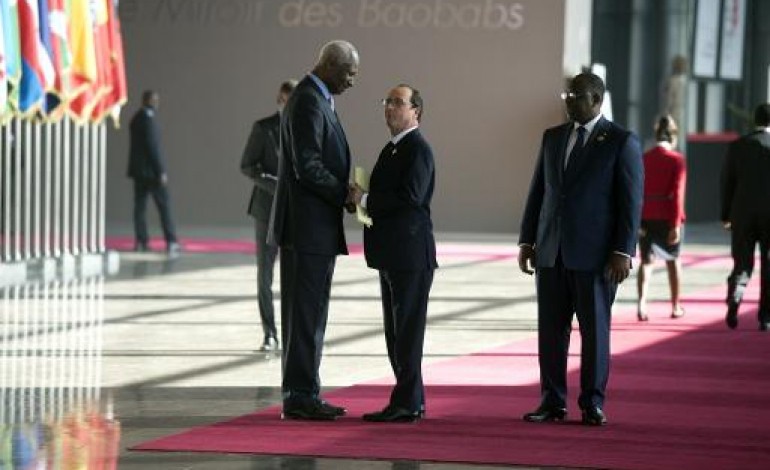 Dakar (AFP). Sommet de la Francophonie: Hollande appelle au respect de la démocratie