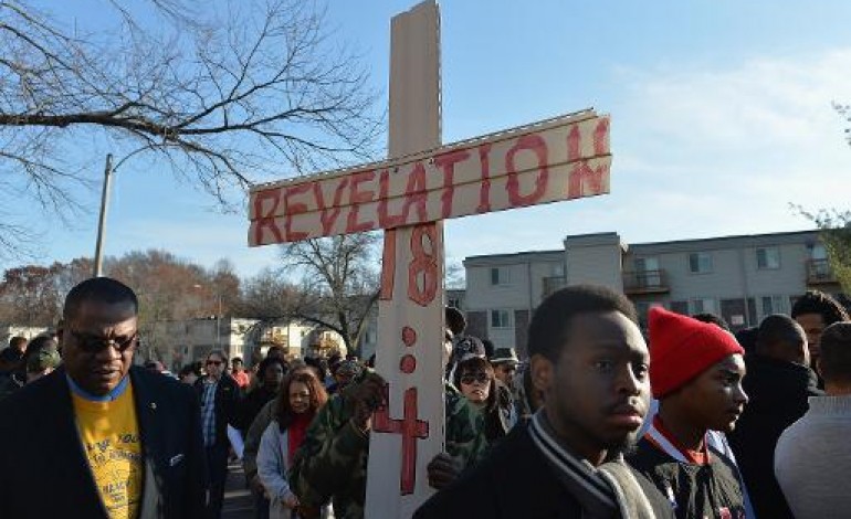 Ferguson (Etats-Unis) (AFP). Etats-Unis: marche en mémoire du jeune noir tué à Ferguson
