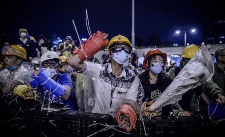 Hong Kong (AFP). Hong Kong: heurts entre police et militants prodémocratie devant le siège du pouvoir