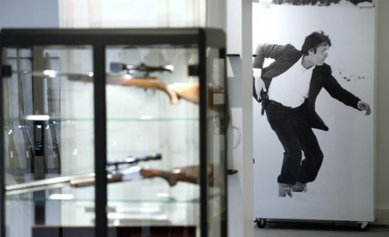 Paris (AFP). Delon dégaine ses armes de collection pour une vente aux enchères