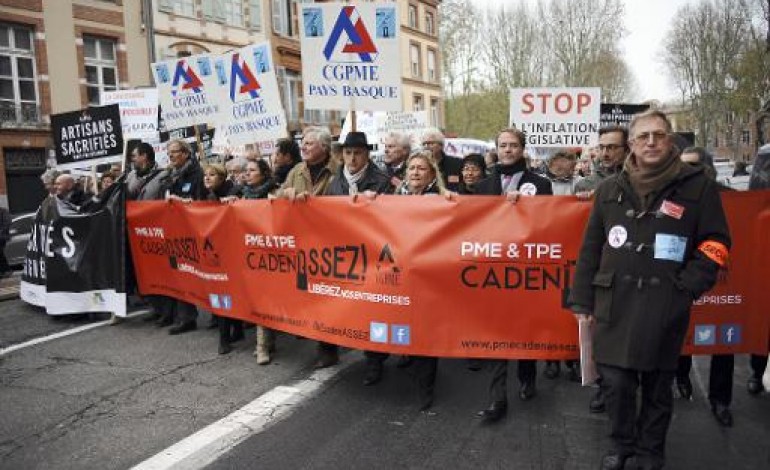 Paris (AFP). Des patrons dans la rue contre une politique qui a bridé l'économie