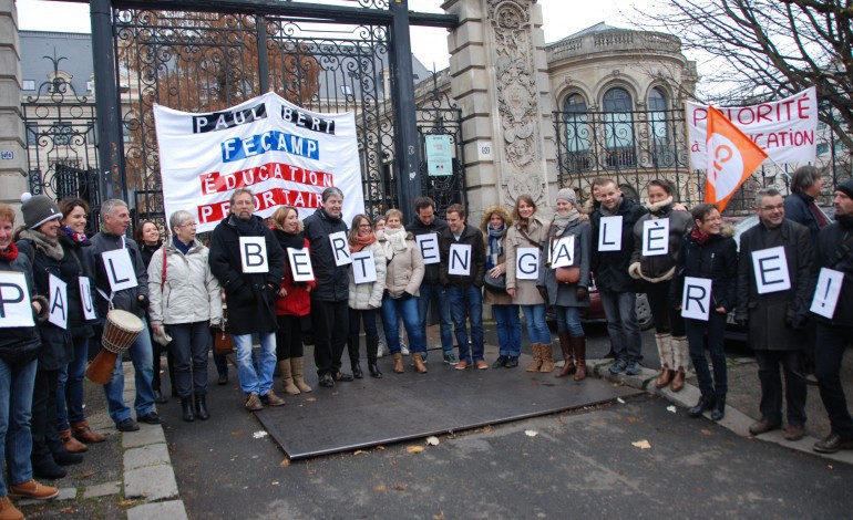 Education prioritaire : des dizaines d'enseignants en colère devant le rectorat à Rouen