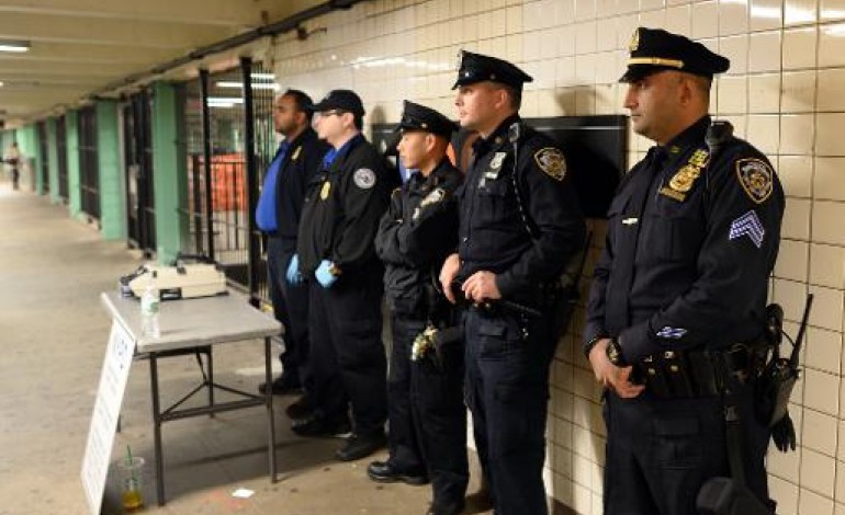 New York (AFP). Un grand jury décide de ne pas inculper un policier pour la mort d'un Noir à New York