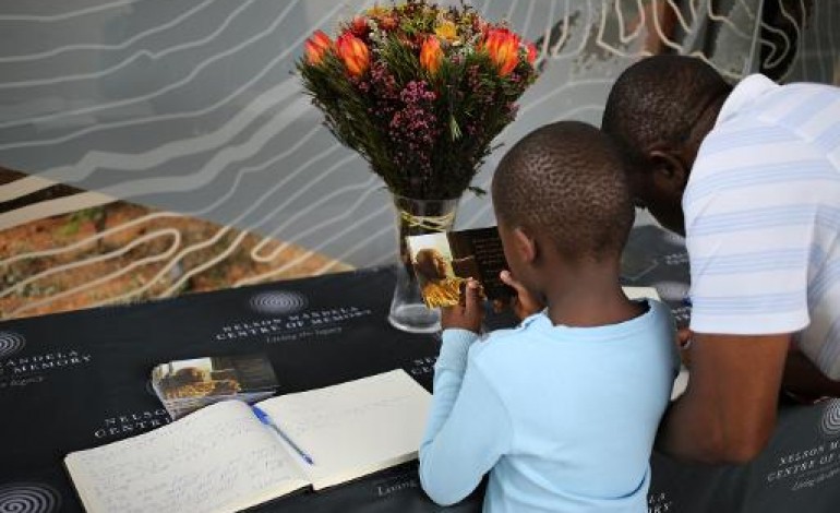 Johannesburg (AFP). Mandela: une Babel de condoléances d'où jaillit l'hommage universel