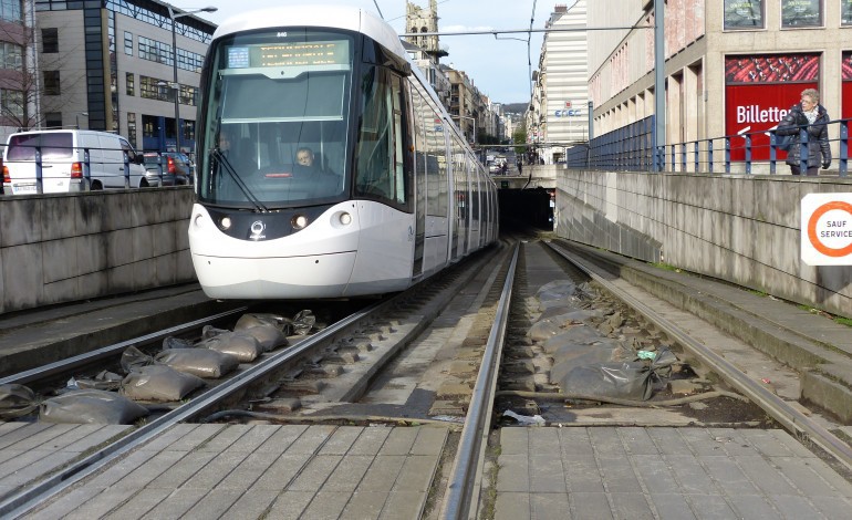 Collision entre une voiture et le métro à Sotteville-lès-Rouen