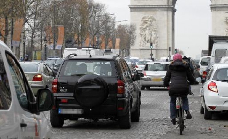 Paris (AFP). Paris: Hidalgo veut la fin du diesel en 2020 et rendre le centre semi-piétonnier