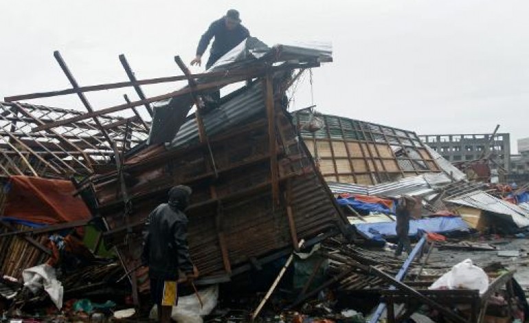 Legaspi (Philippines) (AFP). Philippines: le typhon Hagupit emporte maisons et lignes électriques, au moins deux morts