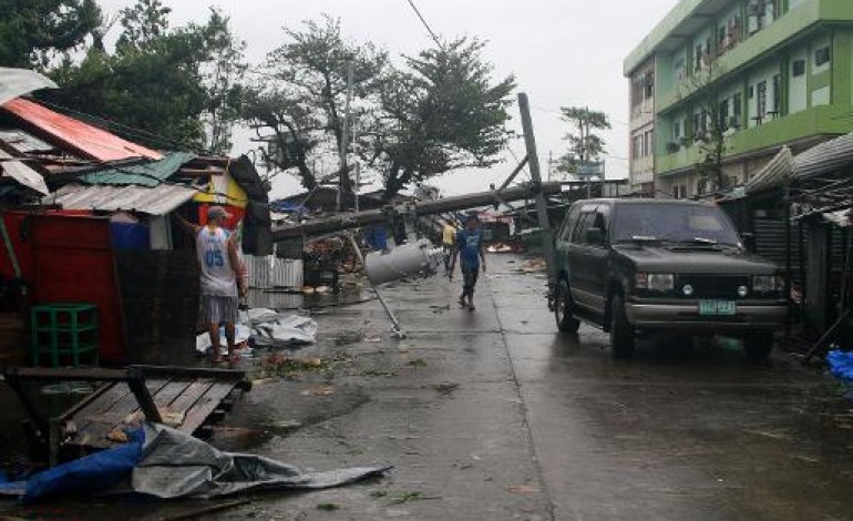 Legaspi (Philippines) (AFP). Philippines: Hagupit, rétrogradé en tempête, arrive sur Manille  