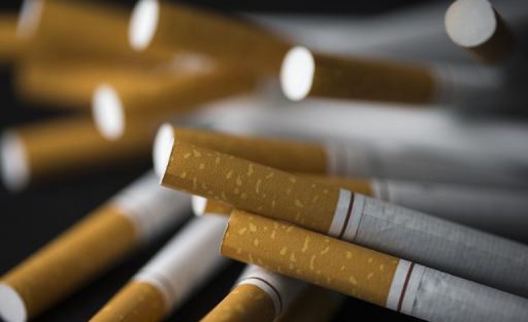 Paris (AFP). Les prix des cigarettes n'augmenteront pas en 2015, les antitabac s'insurgent