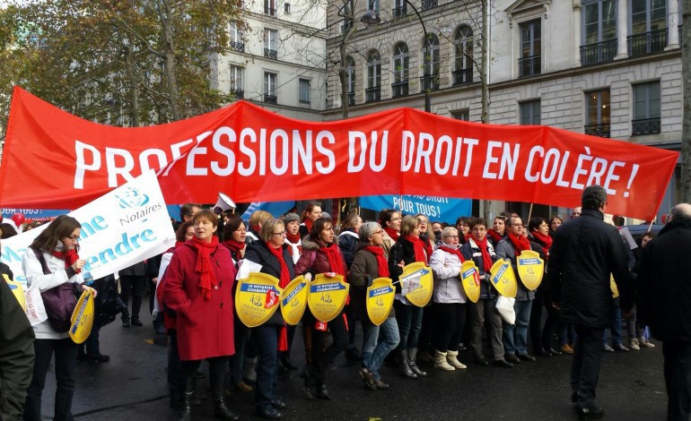 Loi Macron, des notaires, avocats et huissiers normands défilent à Paris