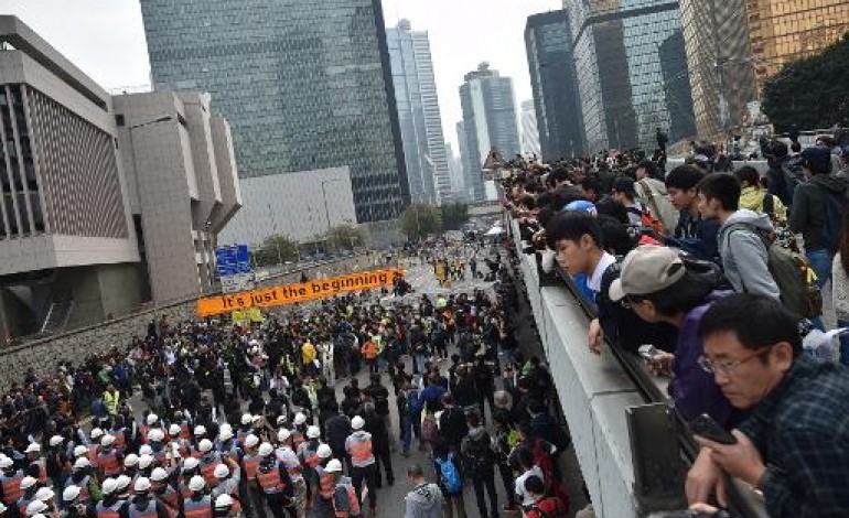 Hong Kong (AFP). Hong Kong: l'évacuation du principal site d'occupation a commencé