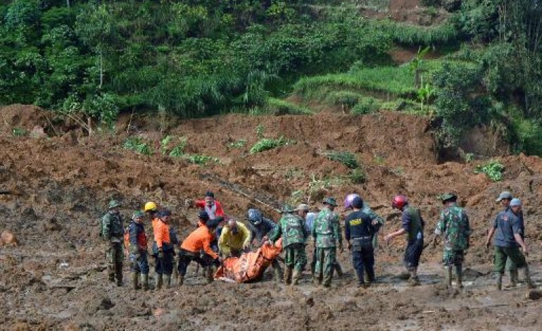 Jemblung (Indonésie) (AFP). Glissement de terrain en Indonésie: 26 morts, 82 disparus
