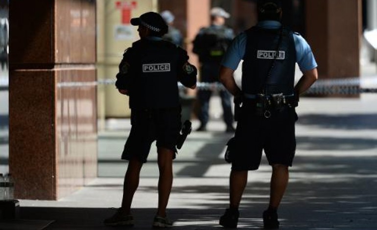 Sydney (AFP). Prise d'otages de Sydney: un drapeau islamique noir déployé, sortie de cinq personnes