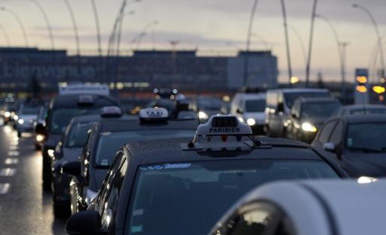 Aéroport de Roissy (France) (AFP). Des taxis franciliens en colère mobilisés contre l'américain Uber