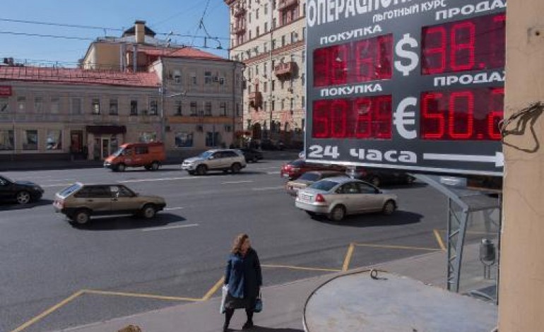 Moscou (AFP). Russie: mini-krach sur le rouble qui chute d'environ 8%