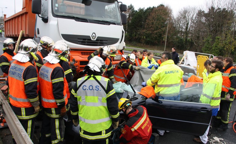 Périphérique de Caen : une voiture s'encastre sous un camion