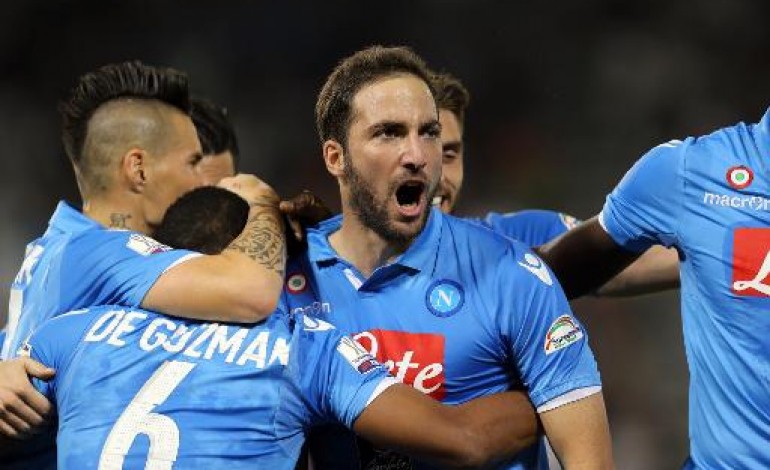 Doha (AFP). SuperCoupe d'Italie: victoire de Naples, Higuain qui rit, Tevez qui pleure