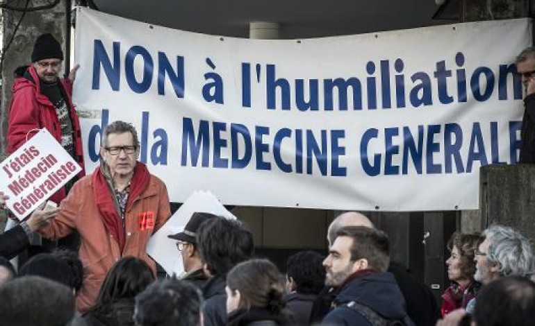 Paris (AFP). Médecins en grève: les spécialiste appelés à rejoindre les généralistes 