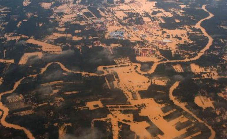 Pengkalan Chepa (Malaisie) (AFP). Malaisie: les secours luttent pour atteindre les zones inondées, des victimes en colère