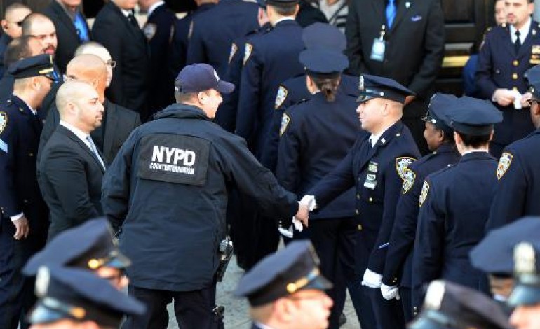 New York (AFP). Etats-Unis: des milliers de policiers aux obsèques d'un des leurs à New York