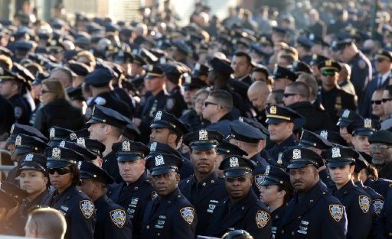 New York (AFP). Une marée d'uniformes bleus aux obsèques d'un policier à New York