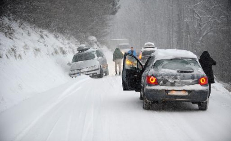 Lyon (AFP). Neige: 15.000 véhicules bloqués en Savoie, 19 départements en vigilance orange