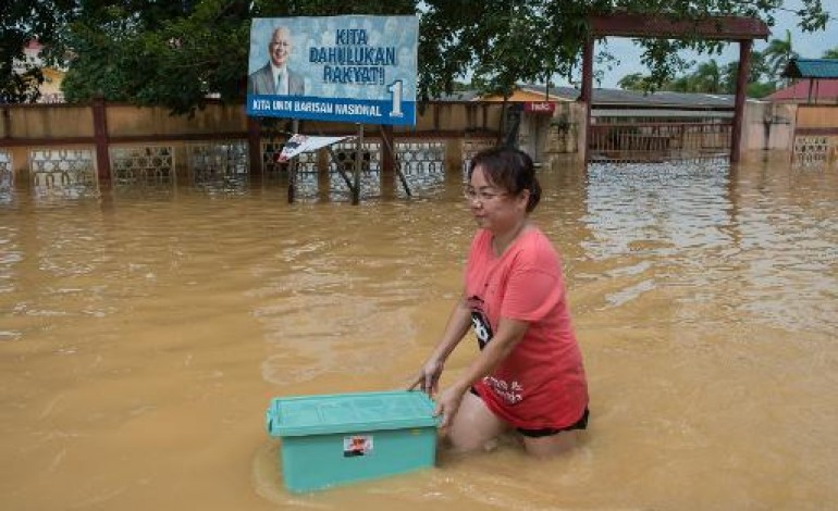 Pengkala Chepa (Indonésie) (AFP). Malaisie: des sinistrés contraints au pillage en attendant les secours