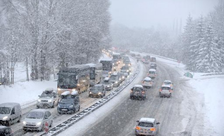 Albertville (France) (AFP). Neige: des milliers de véhicules bloqués en Savoie, 12 départements en vigilance orange
